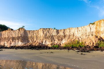 Falésias com visual harmônico e textura