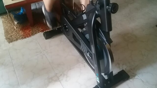 EN TELETRABAJO Y REALIZANDO SPINNING PARA CUIDAR LA SALUD