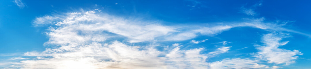 Obraz premium Panorama sky with beautiful cloud on a sunny day. Panoramic high resolution image.