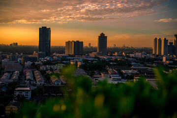 Obraz premium panoramic high-angle evening background of the city view,with natural beauty and blurred sunsets in the evening and the wind blowing all the time,showing the distribution of city center accommodation