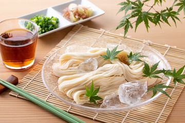 素麺を食べる