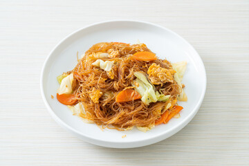 stir fried vermicelli with cabbage, carrot and egg