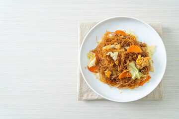 stir fried vermicelli with cabbage, carrot and egg