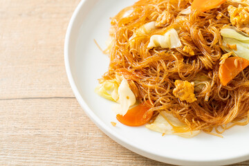 stir fried vermicelli with cabbage, carrot and egg