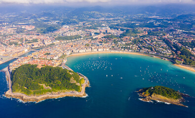 Fototapeta premium High view of San-Sebastian with Beach of La Concha and boats at sea, Spain