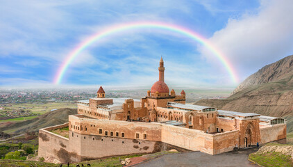 Fototapeta na wymiar Ishak Pasha palace with amazing rainbow - Dogubayazit, Turkey