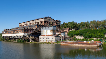 Fototapeta na wymiar old industrial plant in france