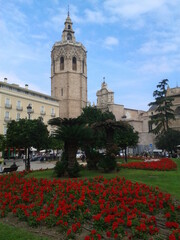 Fototapeta premium PLAZA DE LA REINA, Located in the heart of the old town area of Valencia is Plaza de la Reina. This is a pretty square, with flowers in the middle, and cafes, restaurants