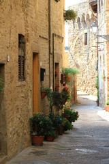 Fototapeta na wymiar schmale Straße Toscana