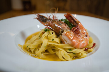 Scampi, Riesengarnele auf Tagliatelle, Pasta mit einer Safransoße 
