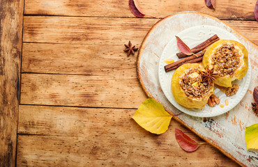 Baked apples with cinnamon and oatmeal