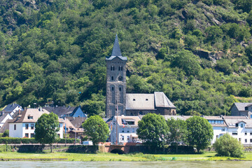 Fototapeta na wymiar Panoramic view of the beautiful village of St. Goarshausen with the church of St. Martin. A town on the west bank of the Middle Rhine in Rhineland-Palatinate, Germany