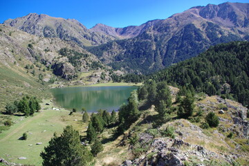 Naklejka na ściany i meble Lac de montagne des Pyrénées en France