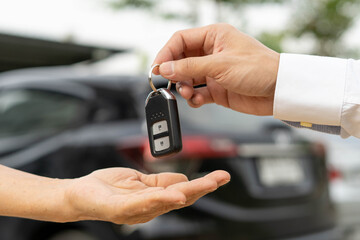 The tenant receives the car keys from the car rental company after entering into the rental contract and placing a credit card as a guarantee.