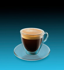 Cafe solo en Gaza de cristal sobre fondo azul. Black coffee in strip glass on blue background.