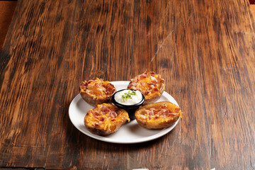 Patatas gratinadas sobre fondo de madera. Gratin potatoes on wooden background.