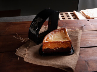 Tarta de queso casera con molde. Homemade cheesecake with mold.