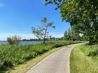 Fototapeta na wymiar Path around the Giethoorn lake