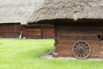 Fragment starych drewnianych zabudowań gospodarczych na wsi