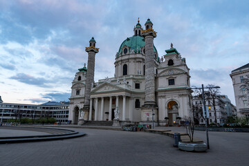 Fototapeta na wymiar Blick auf den Karlsplatz ohne Menschenim Lockdown
