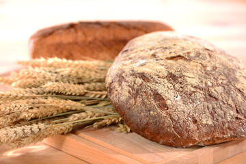 Brot angeschnitten rustikal, Getreide, Körner