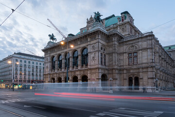 Fototapeta na wymiar Ringstrasse Wien mit Lichtzieher und Oper 