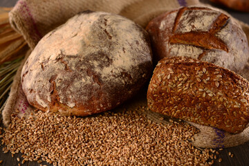 Brot angeschnitten rustikal, Getreide, Körner