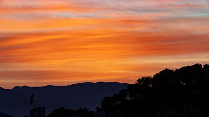 Hermoso atardecer anaranjado