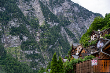Fototapeta na wymiar Traditional houses in Hallstatt on a hill with a mountainous background