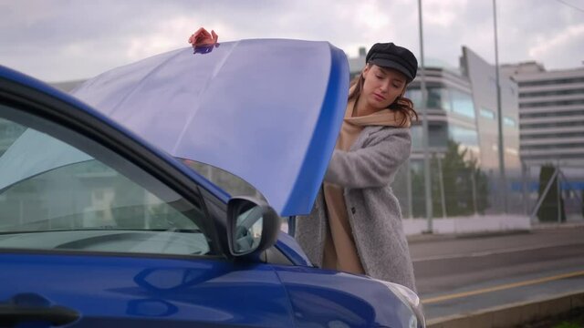 Car has broken during the way and woman wants to understand the problem