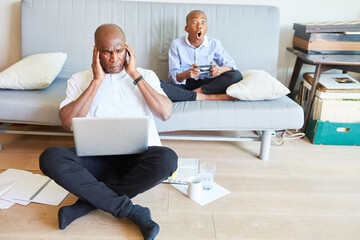 Vom Lärm gestresster Business Mann im Home Office wegen Kind