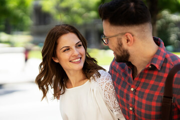Obraz premium Happy young couple outdoors. Loving couple walking in the city