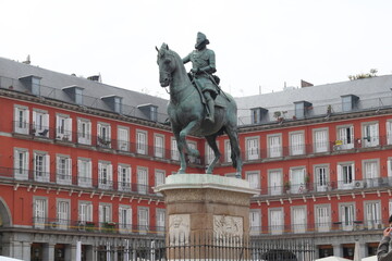 Fototapeta na wymiar Estatua del rey Felipe III en la Plaza Mayor de Madrid