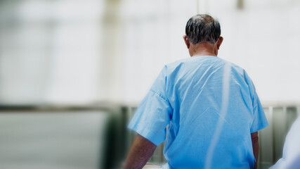 Obraz premium Coronavirus infected elderly patient in a hospital