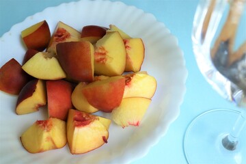 Fototapeta na wymiar peaches in a plate