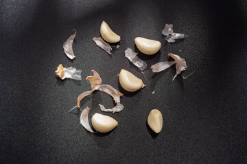 Five cloves of peeled garlic