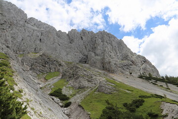 Fototapeta na wymiar Eine majestätische Felsformation in steirischen Kalkalpen. Wanderung auf Fölzam in der Hochschwabregion.