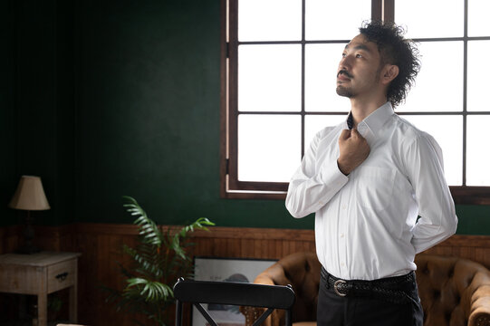 Attack of workaholic
~Image of a person who is so much of a company workaholic that he has given his heart to the company~