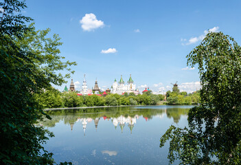 Fototapeta premium Izmailovsky Kremlin in Moscow. Monuments of architecture and historical monuments in the Izmailovsky Kremlin in Russia in the city of Moscow. The ponds of the Izmailovsky Kremlin.