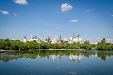 Obraz premium Izmailovsky Kremlin in Moscow. Monuments of architecture and historical monuments in the Izmailovsky Kremlin in Russia in the city of Moscow. The ponds of the Izmailovsky Kremlin.