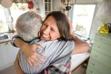 Obraz premium Father welcoming daughter in the kitchen