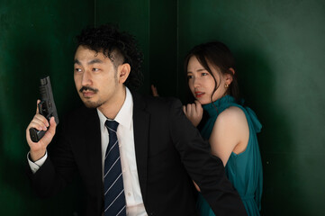 サムネイルに使えそうなカッコイイアジア人のスパイと美しい女性の画像3