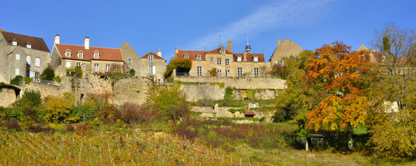 Obraz premium Panoramique Vézelay (89450) en haut de ses vignes dorées, département de L'Yonne en région Bourgogne-Franche-Comté, France