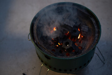 バーベキュー、庭で肉を焼く