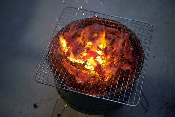 バーベキュー、庭で肉を焼く