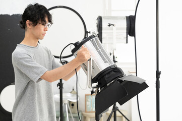 現場で撮影の準備をするカメラマン1（照明）