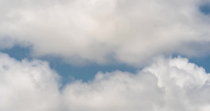 mouvement acc&eacute;l&eacute;r&eacute; de nuages dans un timelapse 