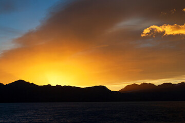 Naklejka premium Zuid-Georgië met ochtend licht; South Georgia with morning light