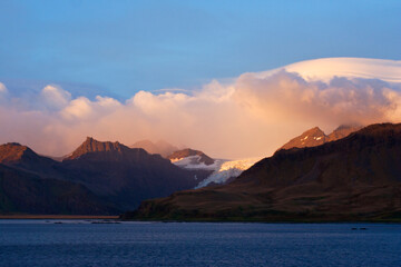 Zuid-Georgi&euml; met ochtend licht; South Georgia with morning light