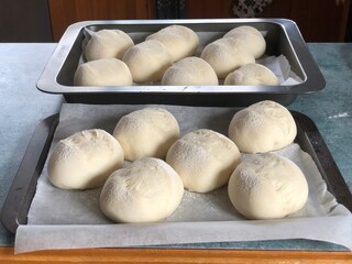 丸いパンを焼く前　パン作り
